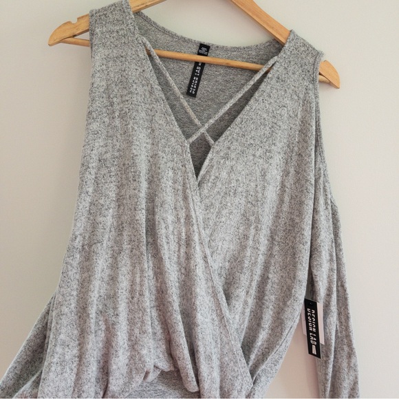 NWT Lord & Taylor Design Lab Grey Long Sleeved Cold Shoulder Draped Shirt Medium - Picture 3 of 7